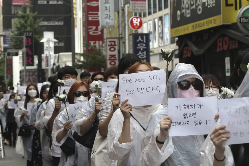 Mujeres coreanas marchan para protestar contra el asesinato de una mujer, 2016.