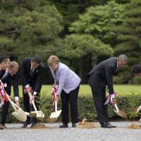 Mie Prefecture Gov. Eikei Suzuki, left, joins leaders of Group of Seven industrial nations, from second left, European Council President Donald Tusk, Italian Prime Minister Matteo Renzi, German Chancellor Angela Merkel, U.S. President Barack Obama and Japanese Prime Minister Shinzo Abe as they participate in a tree planting ceremony during their visit to the Ise Jingu shrine in Ise, Mie Prefecture, on Thursday. | POOL PHOTO VIA AP
