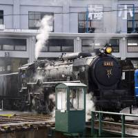 A steam locomotive, previously displayed at JR West\'s Umekoji Steam Locomotive Museum, spews steam at the Kyoto Railway Museum in Kyoto on April 19. | KYODO