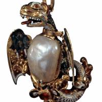 A Flemish multicolored cloisonne, baroque pearl and ruby pendant featuring a dragon attacked by a bee (c. 1580) | &#169; FIRENZE, GALLERIE DEGLI UFFIZI &#8212 MUSEO DEGLI ARGENTI