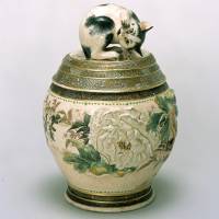 A pottery water jar and cover, decorated with a peony design and an awakening cat in the taka-ukibori style by Miyagawa Kozan (c. 1850-1900) | THE TANABE TETSUNDO COLLECTION (DEPOSITED AT KANAGAWA PREFECTURAL MUSEUM OF CULTURAL HISTORY)