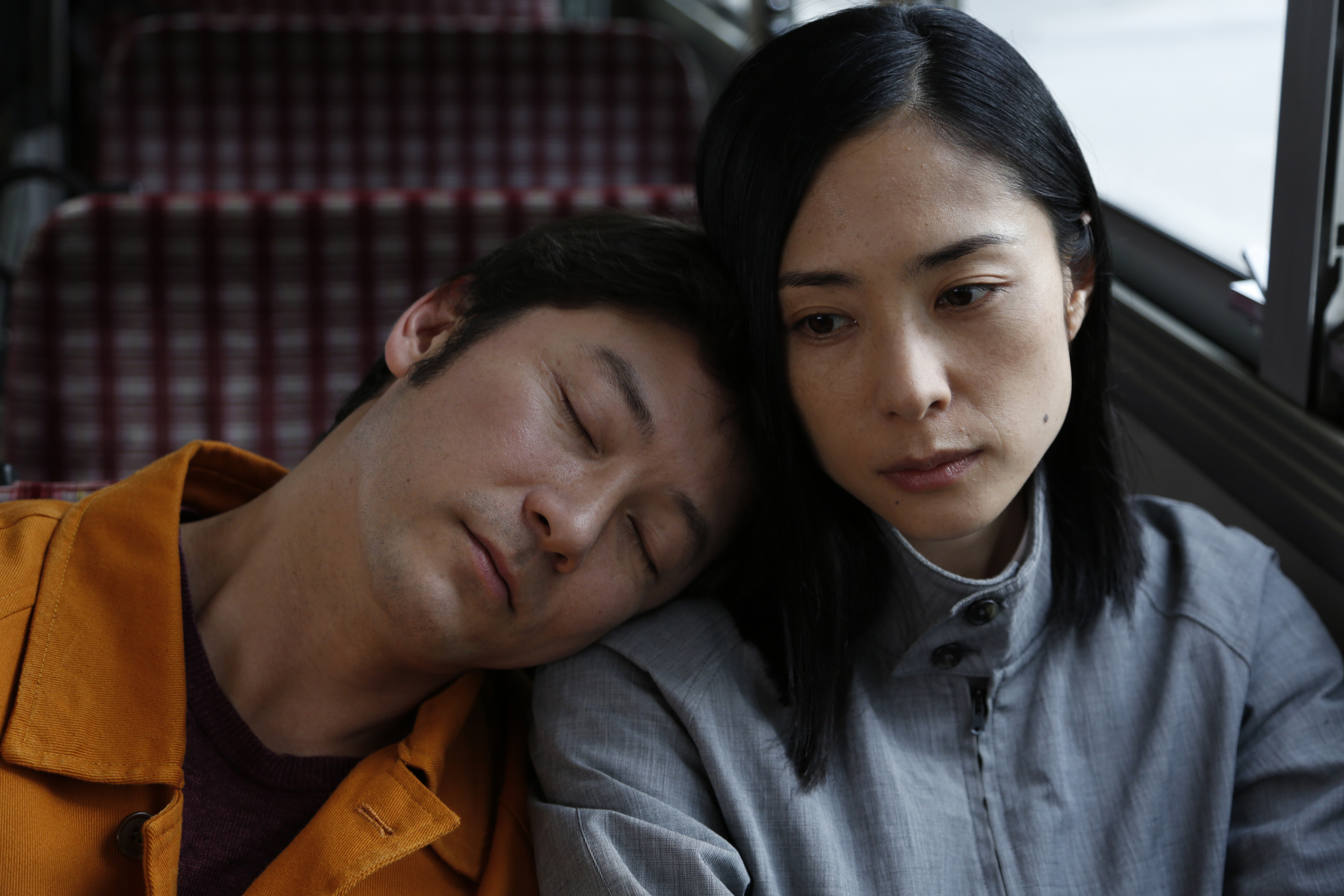 Tadanobu Asano and Eri Fukatsu in Kiyoshi Kurosawa's 'Journey to the Shore' | © 2015 KISHIBENOTABI FILM PARTNERS