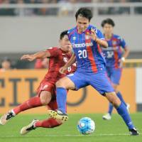 FC Tokyo\'s Ryoichi Maeda (right) controls the ball against host Shanghai SIPG in an Asian Champions League match on Tuesday. Tokyo lost 1-0. | KYODO