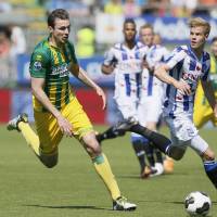 Den Haag\'s Mike Havenaar (left) chases the ball during his team\'s 1-1 draw with Heerenveen on Sunday. | KYODO