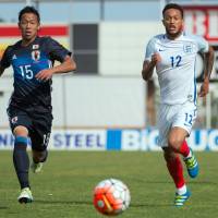 Japan\'s Takuya Kida (left) and England\'s Lewis Baker race for the ball during their match at the Toulon International Tournament on May 27. | AFP-JIJI