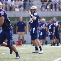Obic quarterback Jerry Neuheisel throws a pass against the Lions during their contest at the Pearl Bowl tournament on Saturday in Kawasaki. | KAZ NAGATSUKA