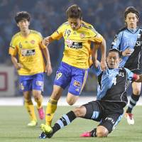 Kawasaki Frontale\'s Yusuke Igawa (right) tackles Vegalta Sendai\'s Kyohei Sugiura during their Nabisco Cup game on Wednesday. Frontale won 2-1. | KYODO