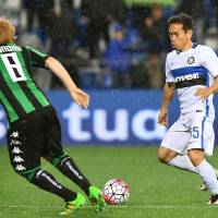 Inter Milan\'s Yuto Nagatomo takes on the Sassuolo defense during Saturday\'s match. | KYODO