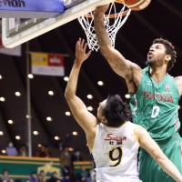 Toyota center Richard Solomon, seen in a file photo from a 2015-16 regular season game in Tokyo, had 18 points and eight rebounds to help the Alvark to a 77-74 win over the Chiba Jets in Game 2 of their first round series in the NBL playoffs on Saturday. | KAZ NAGATSUKA