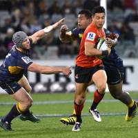 Sunwolves winger Akihito Yamada (center) is tackled by David Pocock (left) and Scott Sio of the Brumbies during the Sunwolves\' 66-5 defeat in Canberra on Saturday. | AFP-JIJI