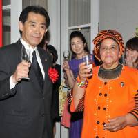 South African Ambassador Beryl Rose Sisulu (right) raises a glass with Ichiro Aisawa (left), chairman of the Japan-Africa Union Parliamentary Friendship League, and the South Africa sightseeing goodwill ambassador, actress Hitomi Takahashi (center), during a reception to celabrate the country\'s National Day at the official residence of the Republic of South Africa in Tokyo on April 27. | YOSHIAKI MIURA