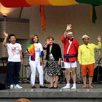 U.S. Ambassador Caroline Kennedy (second from left), Irish Ambassador Anne Barrington (third from left), British Ambassador Tim Hitchens (fourth from left) and Tokyo Rainbow Pride Board of Directors co-chairs Fumino Sugiyama (left) and Shinya Yamagata (fifth from left) wave to the audience following the ambassadors\' speeches at Tokyo Rainbow Pride 2016, before a British Embassy taiko drum performance at Yoyogi Park in Tokyo on May 8. | BRITISH EMBASSY