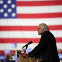 Democratic presidential candidate Sen. Bernie Sanders speaks at Barker Hangar on Tuesday in Santa Monica, California. Sanders returned to Washington for meetings on Thursday with President Barack Obama and Senate Minority Leader Harry Reid. | AFP-JIJI
