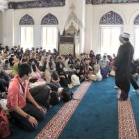 Omiya Kita High School students visit Tokyo Camii, Tokyo\'s largest mosque, in Shibuya Ward on April 26. | YOSHIAKI MIURA