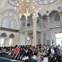 High school students from Saitama Prefecture learn about Islamic worship practices at the mosque at Tokyo Camii &amp; Turkish Culture Center in Shibuya Ward, Tokyo. | YOSHIAKI MIURA