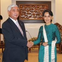 Defense Minister Gen Nakatani meets with Myanmar\'s de facto leader, State Counselor Aung San Suu Kyi, before their talks in Naypyitaw on Monday. | KYODO
