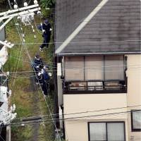 Police in Izumisano, Osaka Prefecture, examine the residence of Yoneichi Yamada, where he and his daughter, Miho, were killed Monday. | KYODO