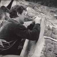 Circles of life: C.W. Nicol counts annual growth rings on an ancient oak felled by the Forestry Agency on Mount Kurohime in 1983. | RYUICHIRO SUZUKI