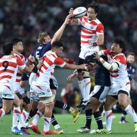 Japan lock Hitoshi Ono (top, second right) fights for the ball against Scotland during Saturday\'s mat ch at Ajinomoto Stadium. Scotland defeated Japan 21-16. | AFP-JIJI