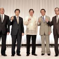 Philippine Ambassador Manuel M. Lopez (center) prepares for a toast with (from left) Defense Minister Gen Nakatani; Chairman of the Japan-Philippines Parliamentarian\'s Friendship League Kenj Kosaka; Deputy Prime Minister and Finance minister Taro Aso; and former Prime Minister and Honorary Chairman of the Japan-Philippines Parliamentarian\'s Friendship League Yasuo Fukuda, during a reception celebrating the 118th Anniversary of the Proclamation of Philippine Independence and the 60th Anniversary of the normalization of diplomatic relations between the Philippines and Japan at the Imperial Hotel, Tokyo on June 13. | YOSHIAKI MIURA