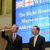 Jeffrey Evans (left), Lord Mayor of the City of London, views the Tokyo Stock Exchange on Thursday. With him is Japan Exchange Group Inc. CEO Akira Kiyota. | KYODO