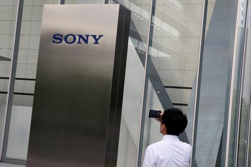 Sony Corp. said Thursday that it plans to sell its unprofitable battery business to Murata Manufacturing Co. | RETUERS