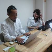 Kyujin Kikaku President Satoshi Mori (left) and his wife, Ai (center-left), vice president, work at their office in Nagoya’s Chikusa Ward. Nagoya firm among those tapping workers who need flex-time jobs