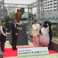 Chiaki Sasamoto (left) of Central Security Patrols Co., Masuo Suzuki of JR East\'s Tokyo branch (center) and JR Shinjuku Station Master Hiroshi Morino attend a ceremony marking the opening of Suica\'s Penguin Park near JR Shinjuku Station on Saturday. | DAISUKE KIKUCHI