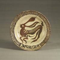 A dish with a slip-trailed hare pattern, and criss-cross on the rim (1919, Abiko, Chiba) by Bernard Howell Leach | THE JAPAN FOLK CRAFTS MUSEUM