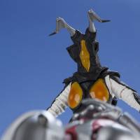 Action figures depict Ultraman as he faces off against Zetton in the first series | COURTESY OF BANDAI / HTTP://TAMASHII.JP