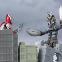 Action figures depict Ultraman as he faces off against Baltan Seijin in the first series. | COURTESY OF BANDAI / HTTP://TAMASHII.JP