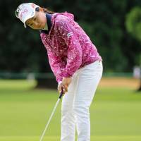 Ayako Uehara putts on the 10th hole in the opening round of the Cambia Portland Classic in Portland, Oregon, on Thursday. Uehara shot a 4-under 68 and is tied for fifth place, three strokes behind Canada\'s Brooke Henderson. | KYODO