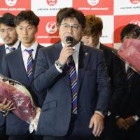 Japan men\'s Olympic soccer coach Makoto Teguramori speaks to reports on Thursday at Haneda airport. | KYODO