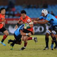 Sunwolves\' Harumichi Tatekawa is tackled by the Blue Bulls\' Lappies Labuschagne (left) and Marvin Orie in Super Rugby action in Pretoria on Saturday. The Blue Bulls won 50-3. | AFP-JIJI