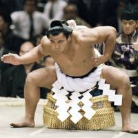 Yokozuna Chiyonofuji performs a ceremonial ritual during a May 1982 tournament. | KYODO