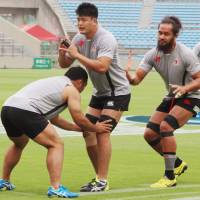 The Sunwolves, practicing on Friday at  Prince Chichibu Memorial Rugby Ground, face the Waratahs in a Super Rugby match on Saturday at the same venue. | KYODO