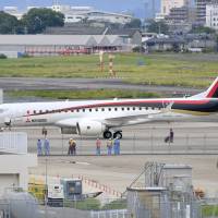 Defects in the air-conditioning system forced a Mitsubishi Regional Jet heading to the U.S. to return to Nagoya on Saturday. | KYODO