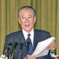 Ikuo Hirayama addresses a UNESCO conference in Kabul in 2002. | KYODO