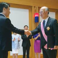 Japanese Ambassador to the United Nations Koro Bessho (right) is awarded South Korea\'s top diplomatic medal at Seoul\'s mission to the U.N. in New York on Friday. | KYODO