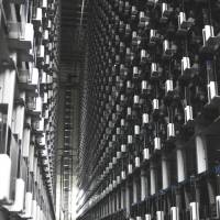 An automatic conveyor system is installed in the backyard of Saishoden, a columbarium in Atsuta Ward, Nagoya, to identify cinerary boxes and carry them to prayer booths. | CHUNICHI SHIMBUN