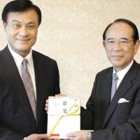 Su Jia-chyuan, head of Taiwan\'s parliamentary delegation, hands a donation for the quake-hit city of Kumamoto to Mitsuo Ohashi, chairman of Japan\'s Interchange Association, in Tokyo on Tuesday. | KYODO