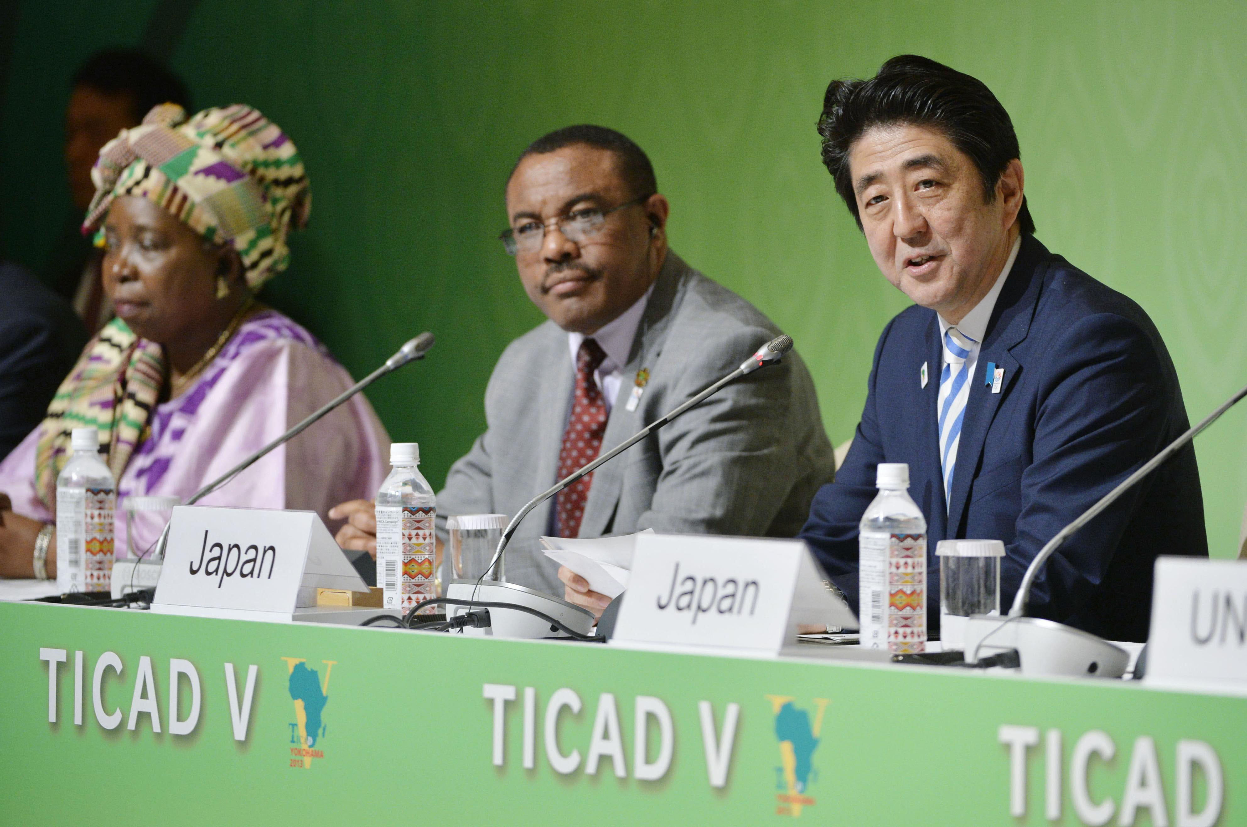 From left: African Union leader Nkosazana Clarice Dlamini-Zuma, Ethiopian Prime Minister Hailemariam Desalegn and Prime Minister Shinzo Abe are seen at the Tokyo International Conference on African Development in Yokohama on June 3, 2013. | KYODO