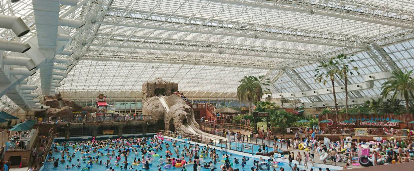 A slashing attack Sunday left several women injured in the indoor pool area at the Tokyo Summerland amusement park in Akiruno, western Tokyo. | SUMMERLAND VISITOR / KYODO