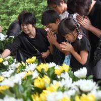 Mourners pray for the war dead at Chidorigafuchi National Cemetery in Tokyo on Monday. | SATOKO KAWASAKI