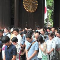 Visitors to Yasukuni Shrine in Tokyo observe a moment of silence at noon on Monday, the 71st anniversary of Japan\'s defeat in World War II. | YOSHIAKI MIURA