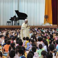 As part of the \"One School, One Country\" project, elementary and junior high school students from 69 Yokohama schools learned about the culture, history and ways of life of 38 African countries during TICAD V. | ISTOCK/MIROSLAV_1, CITY OF YOKOHAMA, EMBASSY OF KENYA