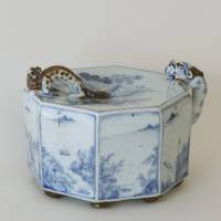Porcelain octagonal water dropper, with grapes and landscape design (1783) | ACC. NO. 01044 PHOTOGRAPH BY TOMOHIRO MUDA