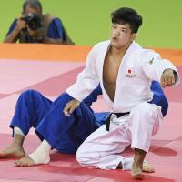 Shohei Ono beats Azerbaijan\'s Rustam Orujov to take the gold medal of the men\'s 73-kg judo competition at the 2016 Rio de Janeiro Olympics on Monday. | KYODO