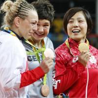 Haruka Tachimoto (center) poses with Yuri Alvear of Colombia (right) and Britain\'s Sally Conway in the award ceremony after earning the gold of women\'s 70-kg category of judo on Wednesday at the 2016 Rio de Janeiro Olympics. | REUTERS