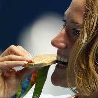 Mireia Belmonte of Spain poses with her gold medal after winning the women\'s 200-meter butterfly on Wednesday at the 2016 Rio de Janeiro Olympics. | REUTERS